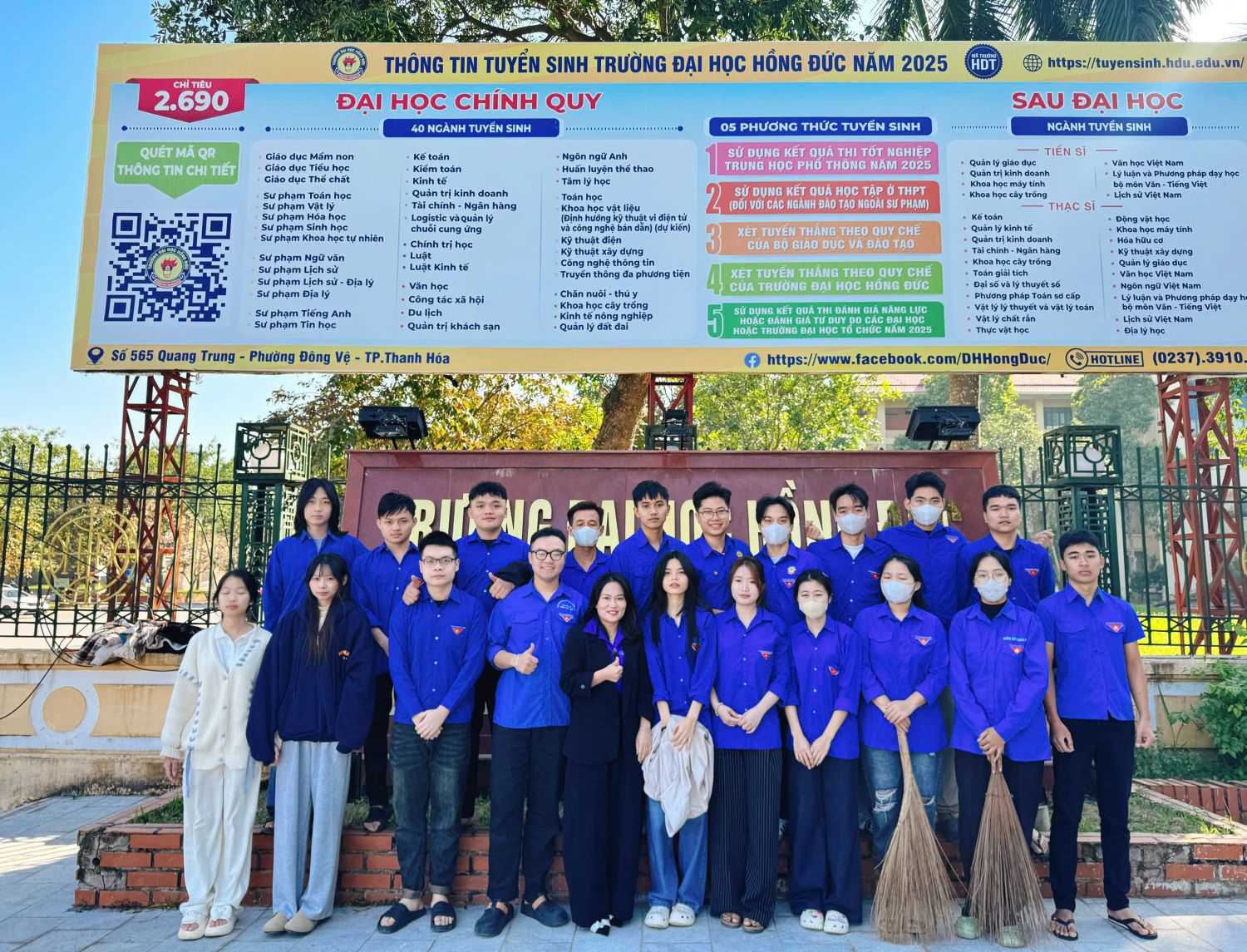 Phát huy tinh thần tình nguyện: Tuổi trẻ Trường Đại học Hồng Đức làm sạch không gian trước cổng trường